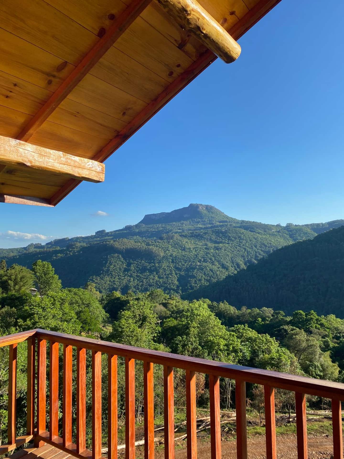 Varanda de madeira com vista para as montanhas