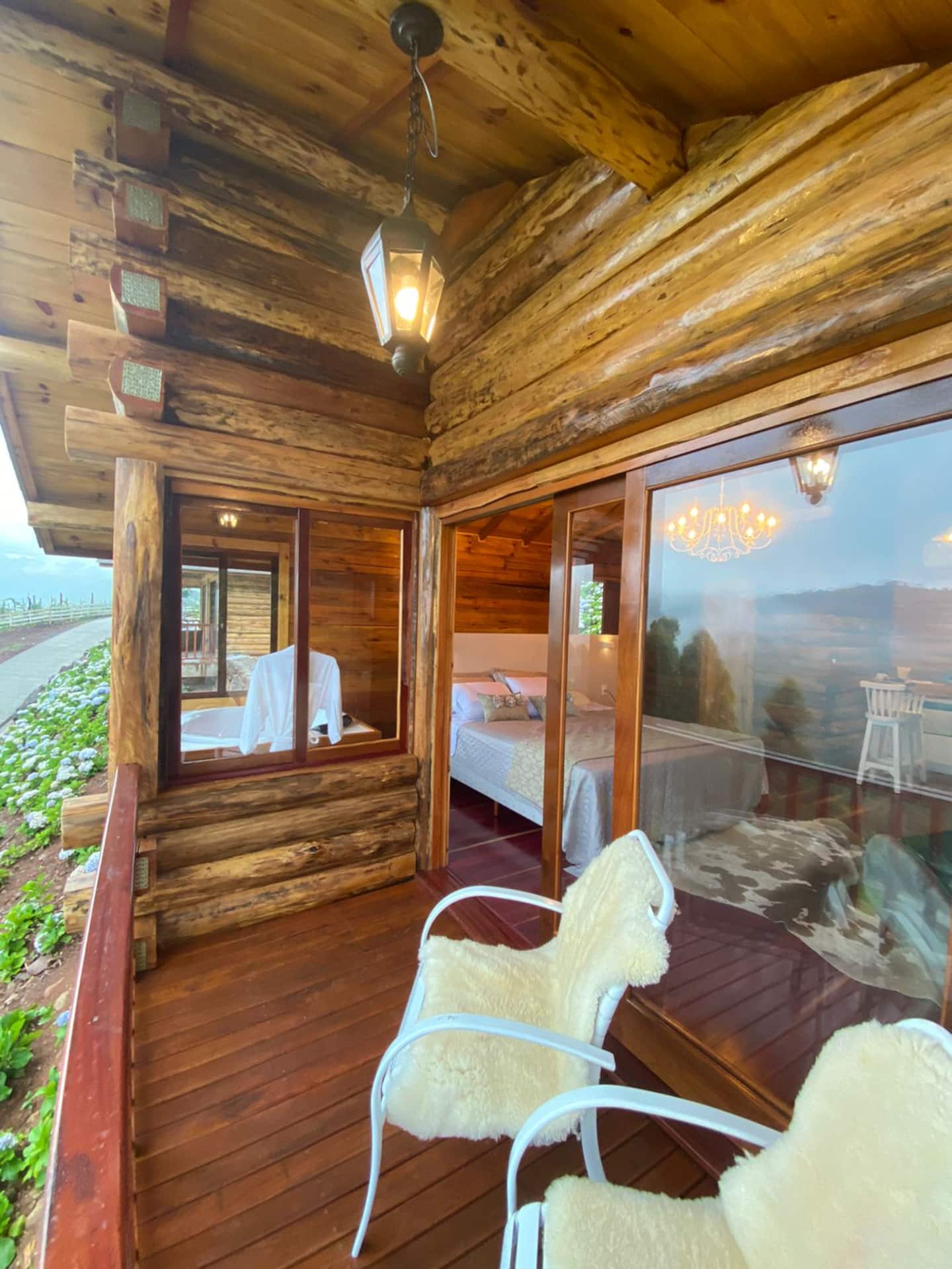 Sala com poltronas e janela panorâmica