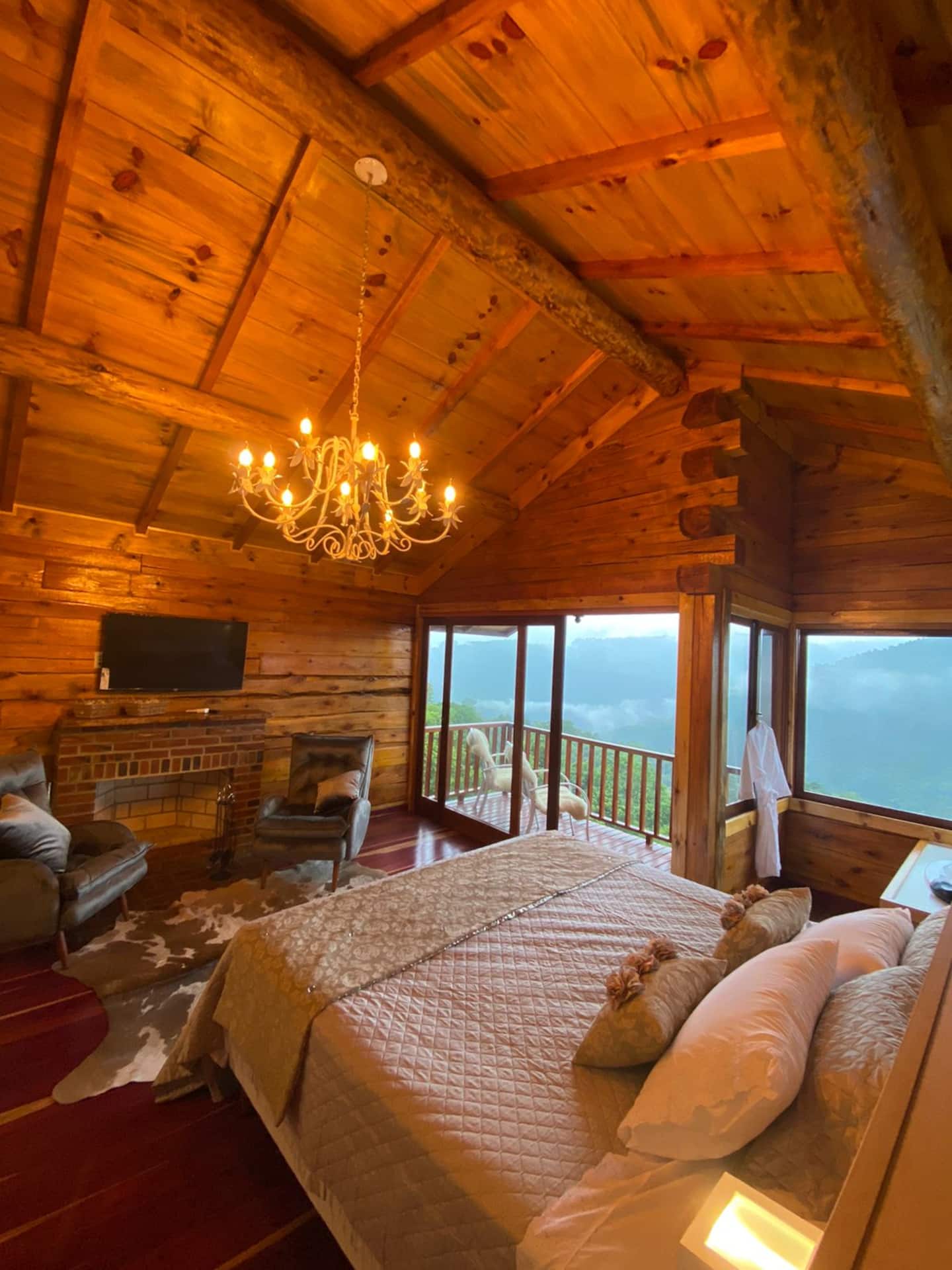 Cama de casal com lustre e vista